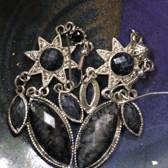 Beautiful, NWOT, Flower/Star, Dangling , Earrings - Picture 2 of 4